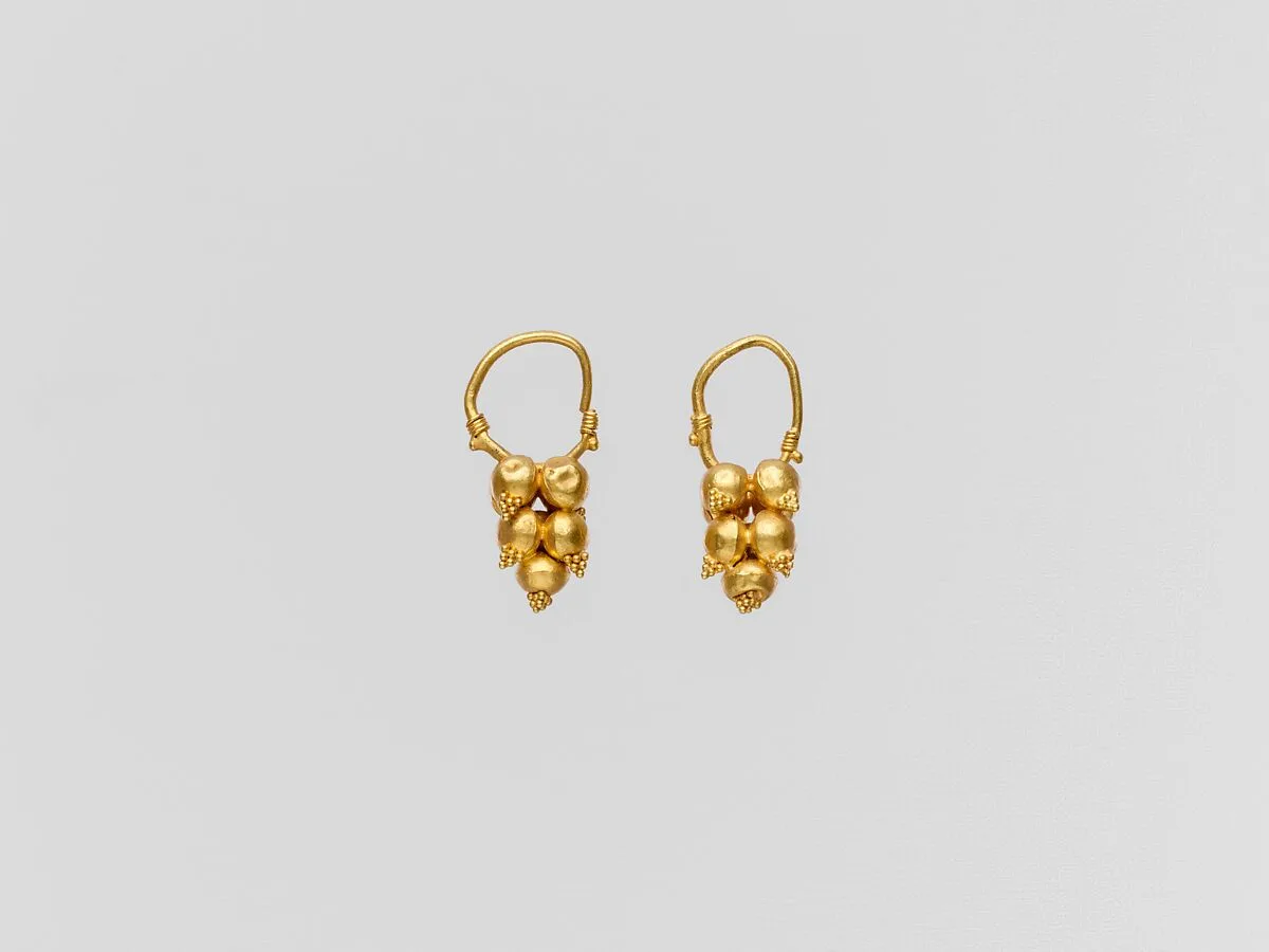 Gold earring with clustered spheres and pyramidal granulation — Unknown