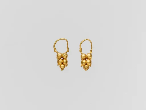 Gold earring with clustered spheres and pyramidal granulation