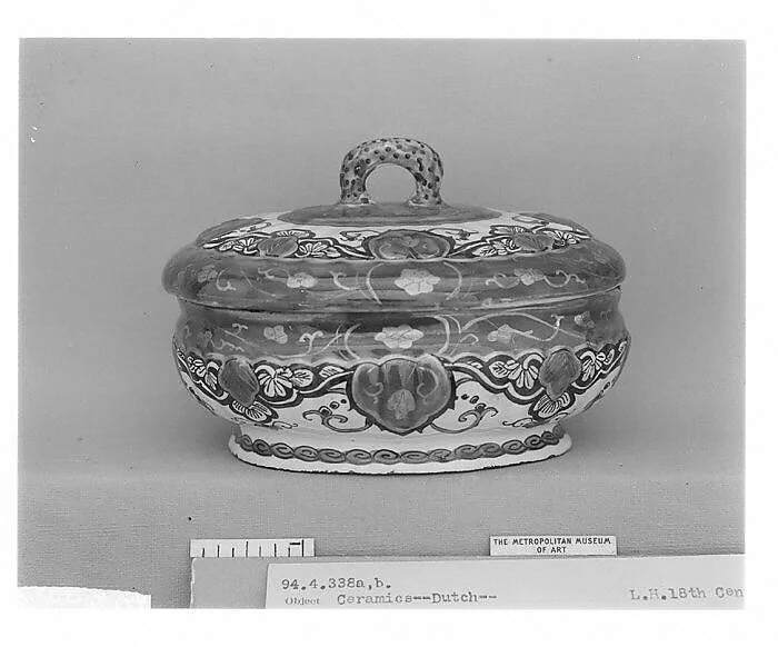 Sweetmeat box and cover — Unknown