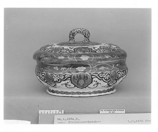 Sweetmeat box and cover
