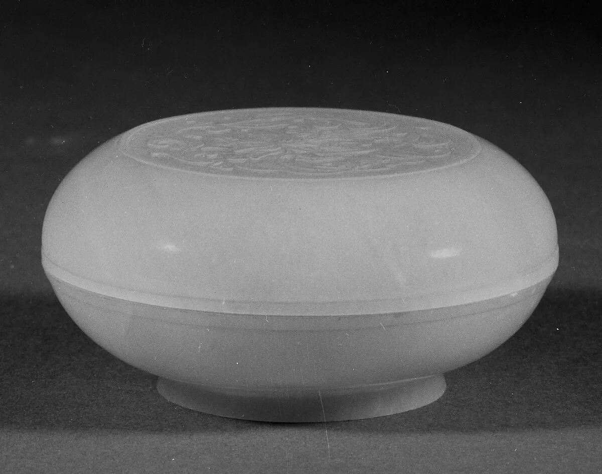 清中期 玉雕蓮紋盒|Covered box with lotus spray — Unknown