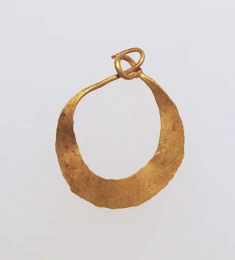 Earring, crescent-shaped