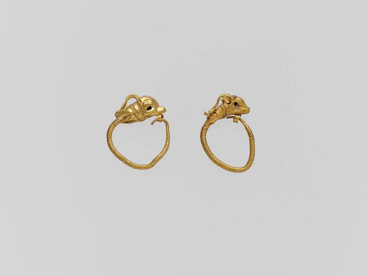 Gold earring with head of a gazelle — Unknown