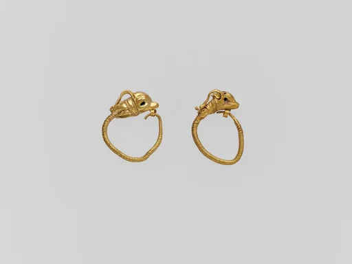 Gold earring with head of a gazelle