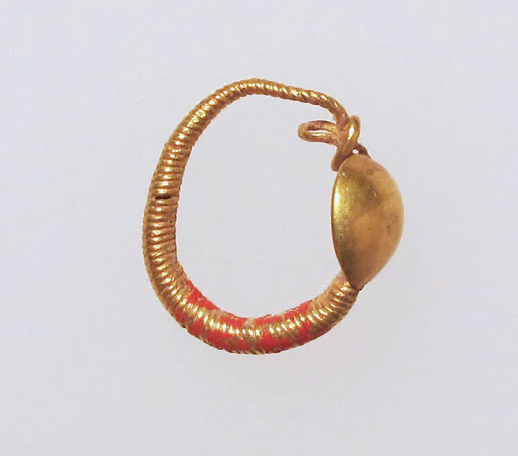 Earring with plain loop and disc — Unknown