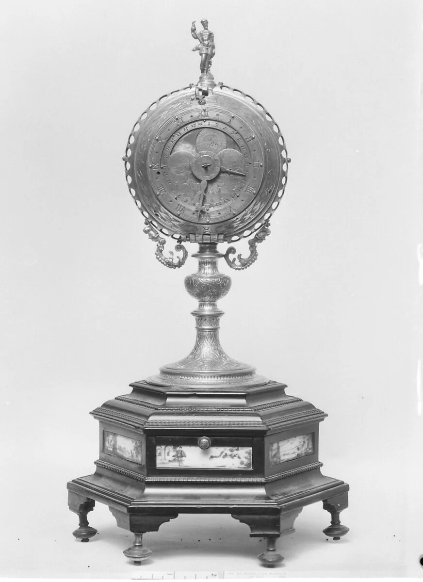 Clock with base — Unknown