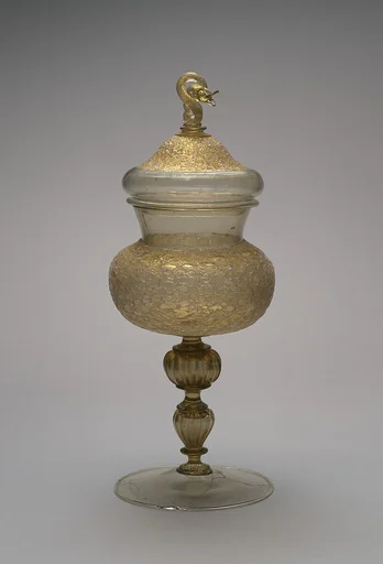 Standing cup with cover