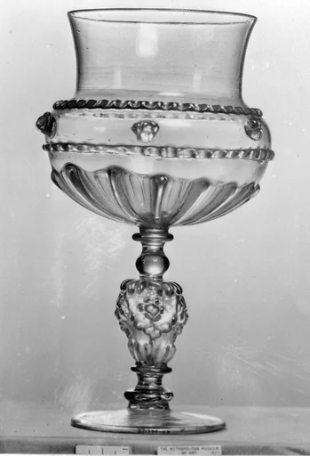 Standing cup