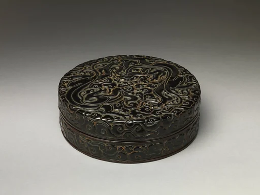 南宋 剔黑雲螭紋漆盒|Box with chi dragons amid clouds