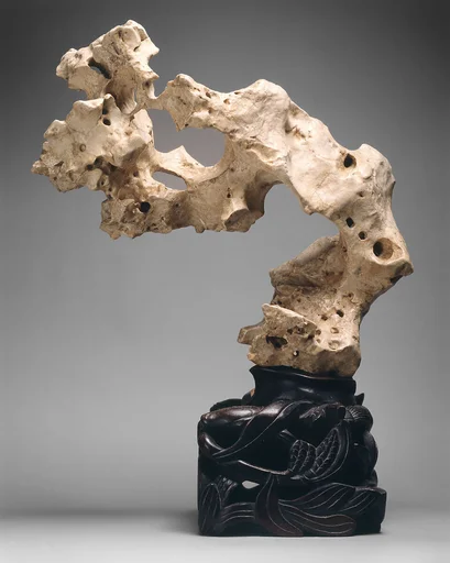 太湖奇石|Large rock with pronounced overhang and perforations