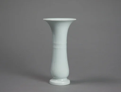 清乾隆  景德鎮窯月白釉觶瓶|Vase in the shape of an ancient ritual cup (zhi) (one of a pair)