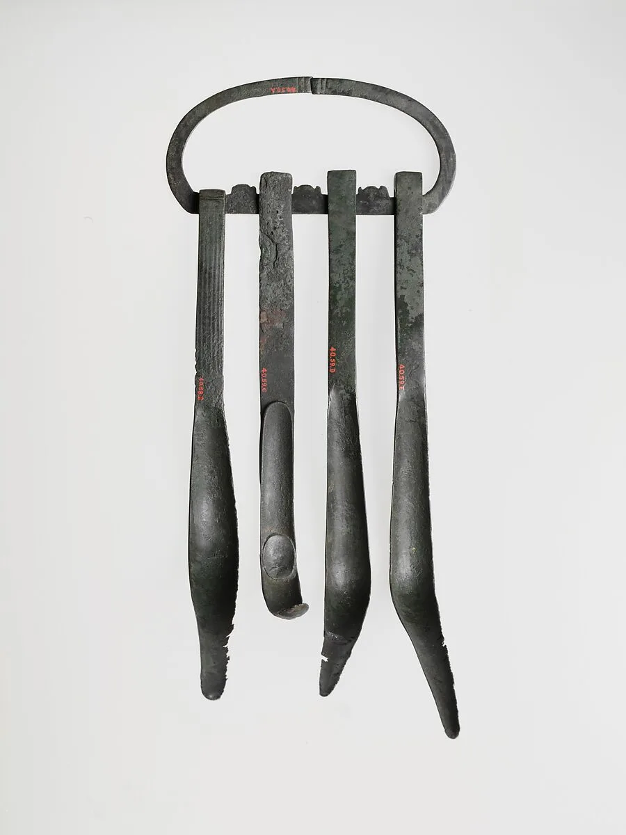 Set of bronze strigils and carrying ring — Unknown