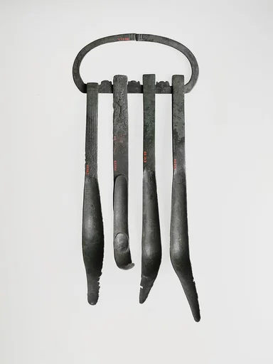 Set of bronze strigils and carrying ring