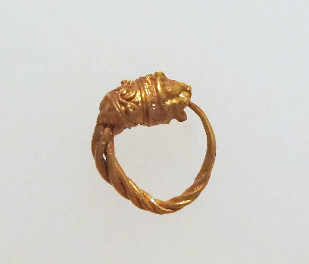 Gold earring with head of a lion — Unknown