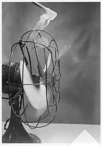 [Motion Study of Smoke Vortices Caused by Electric Fan]