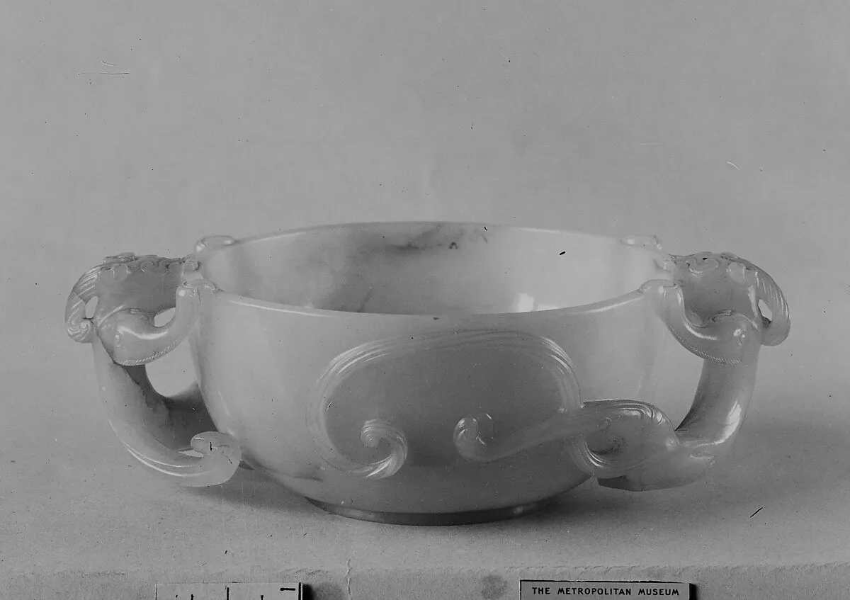 清早期 玉雕雙螭耳杯|Cup with dragon handles — Unknown