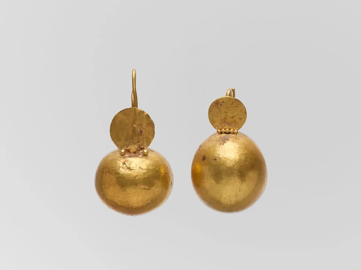 Gold earring with convex disk and small disk — Unknown