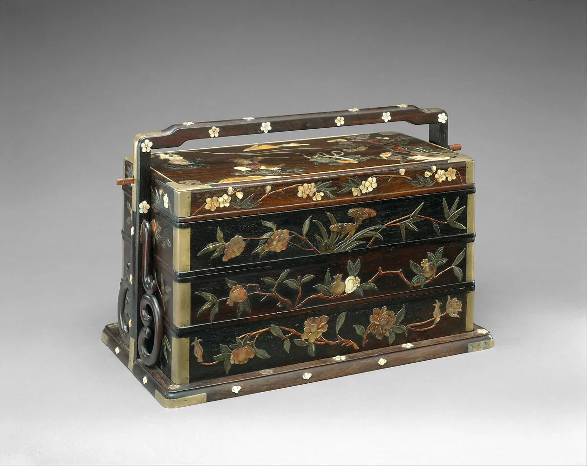 清 紫檀百寳嵌封神故事圖食盒|Picnic basket with scene from Investiture of the Gods — Unknown