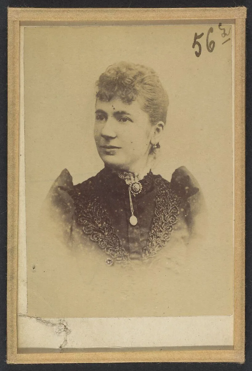 Pelgrom. Elise (femme Schouppe). Deux photographies, dont une légendée: Reprod. faite 22/2/93. — Alphonse Bertillon