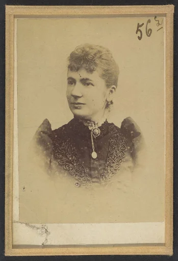 Pelgrom. Elise (femme Schouppe). Deux photographies, dont une légendée: Reprod. faite 22/2/93.