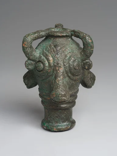 Mace head in the form of triple bulls' heads