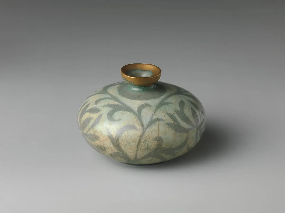 청자 상감 모란 무늬 기름병 고려|靑磁 象嵌 牡丹文 油甁 高麗|Oil bottle decorated with peony leaves — Unknown