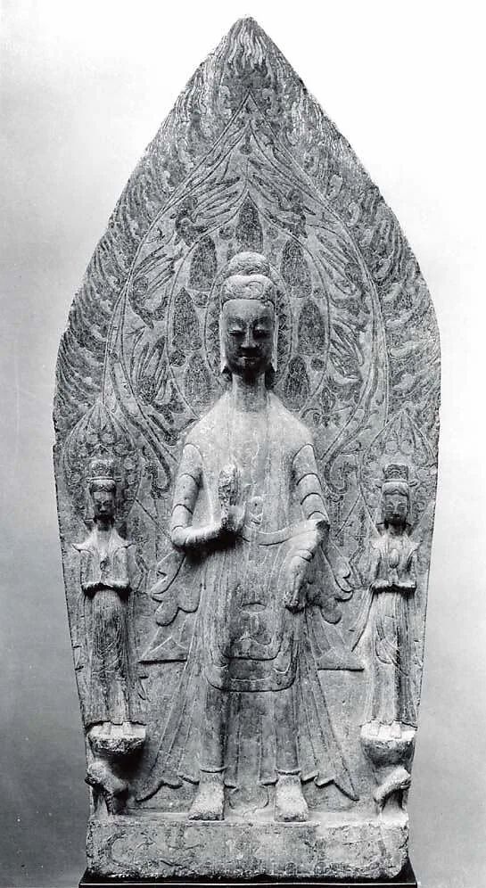 北魏 石雕彌勒三尊造像|Maitreya with attendant bodhisattvas — Unknown