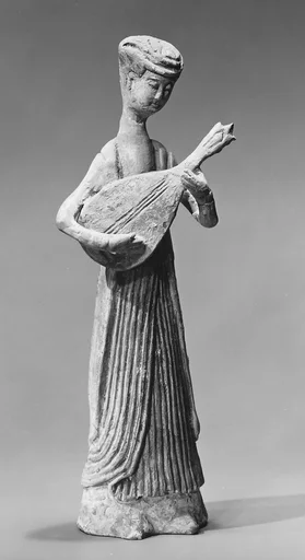 隋 陶持琵琶女楽伎俑|Female musician with a lute