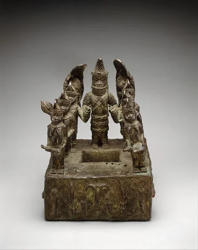 Altar Tableau: Queen Mother and Attendants
