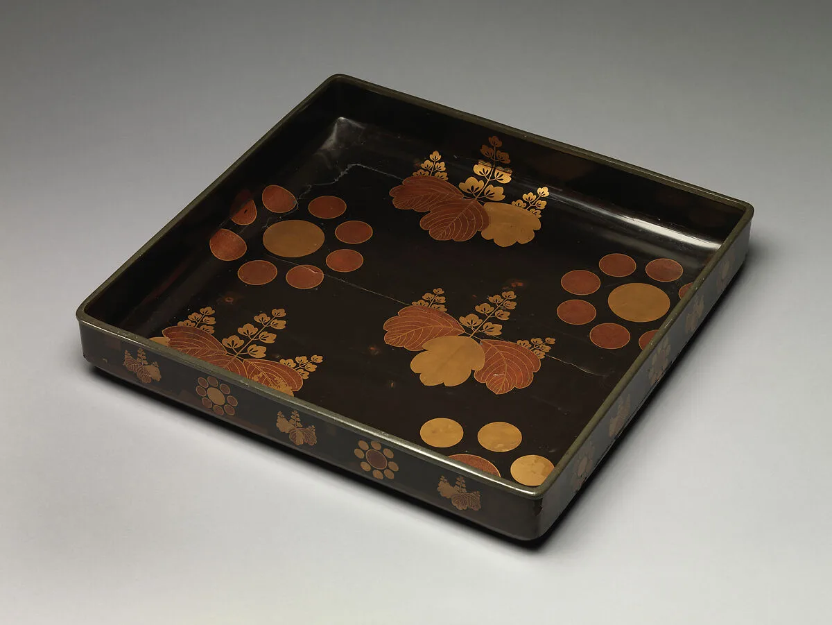 桐九曜紋蒔絵乱箱|Clothing Tray (Midare-bako) with Paulownia and “Nine Stars” Crests — Unknown