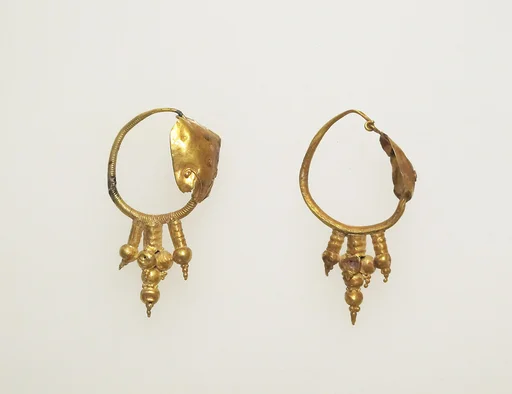 Earring with discs and pyramids