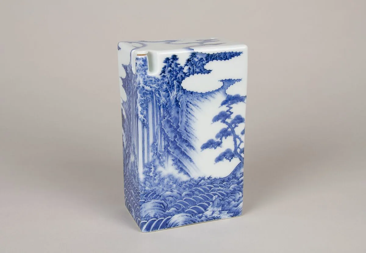 染付養老瀧山水孝子文酒入|Wine Bottle with Landscape and Waterfall — Unknown