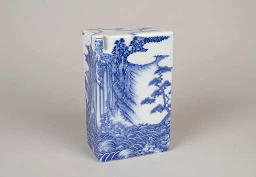 染付養老瀧山水孝子文酒入|Wine Bottle with Landscape and Waterfall