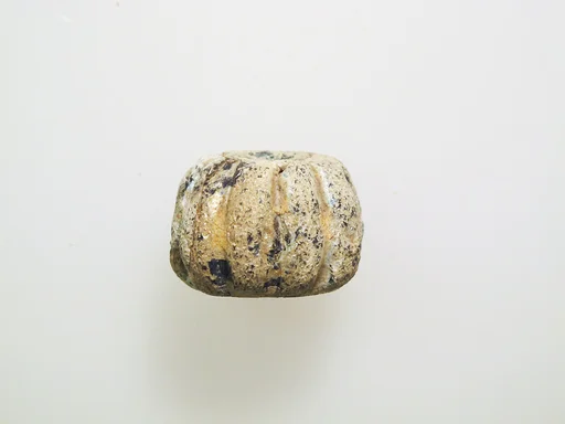 Glass bead