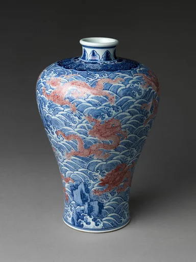 清乾隆 景德鎮窯青花釉裡紅龍濤紋梅瓶|Meiping vase with dragons amid waves