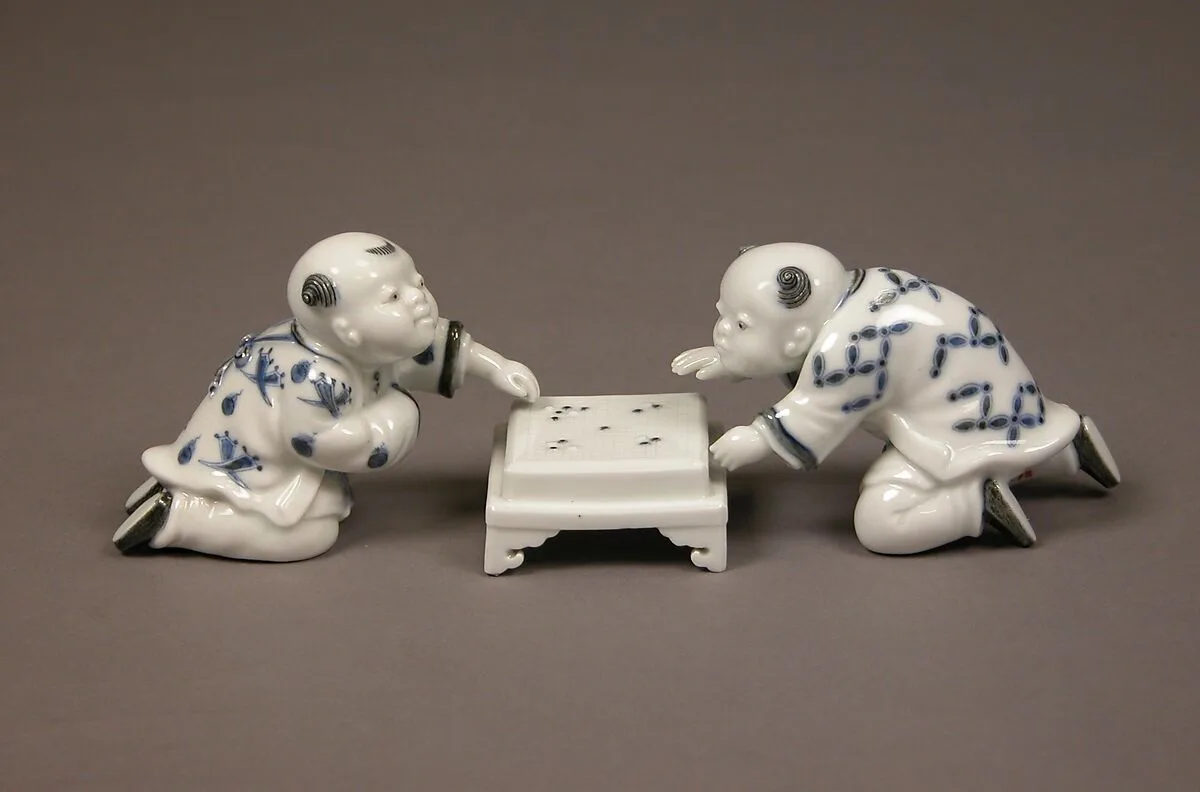 染付碁打ちの唐子形置物|Chinese Children Playing a Game of Go — Unknown