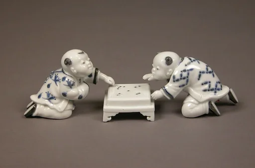 染付碁打ちの唐子形置物|Chinese Children Playing a Game of Go