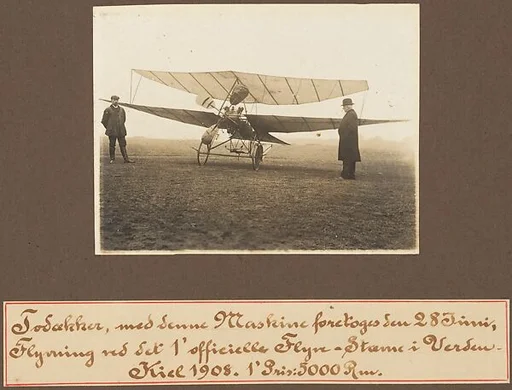 Todakker, med denne Maskine forekoges Seu 28 Tuni, Flyvring ved SX 1'officielle Flyve-Stame i Verdeu Kiel 1908. 1'Pris: 5000 Rm.