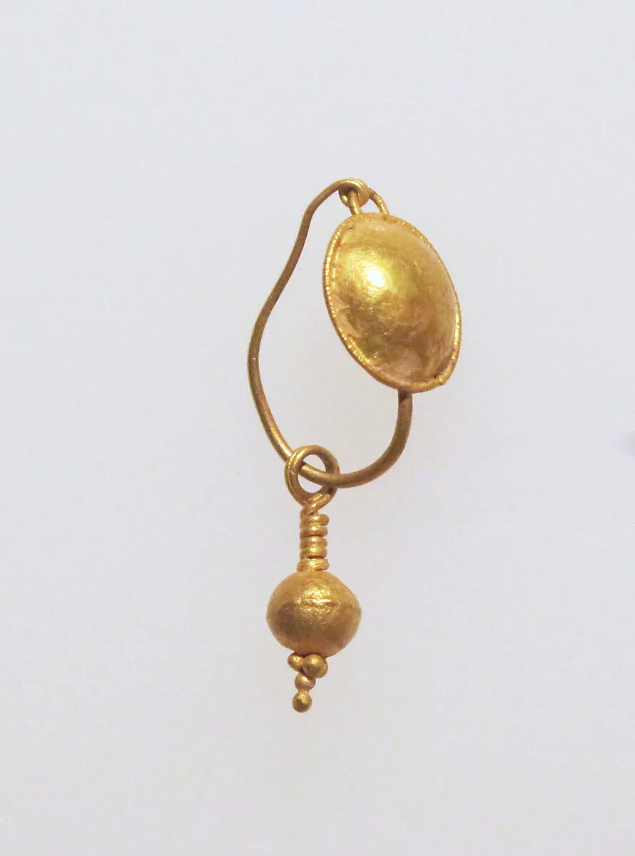 Gold earring with disc and pendant — Unknown