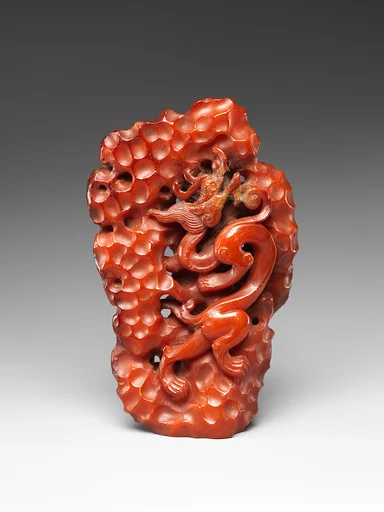 明 琥珀雕龍紋擺件|Dragon climbing a rock