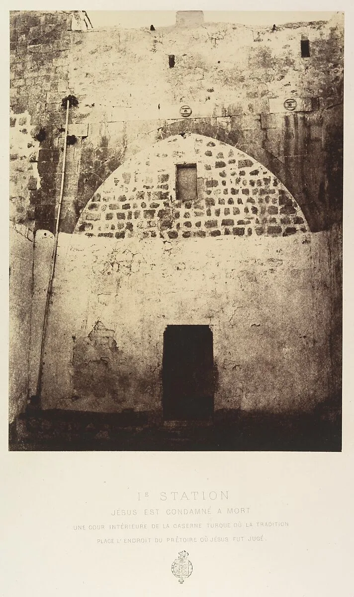 Ie Station. Jésus est condamné à mort. Une cour intérieure de la caserne turque où la tradition place l'endroit du prêtoire où Jésus fut jugé — Louis de Clercq|H. Jannin|J. Blondeau et Antonin