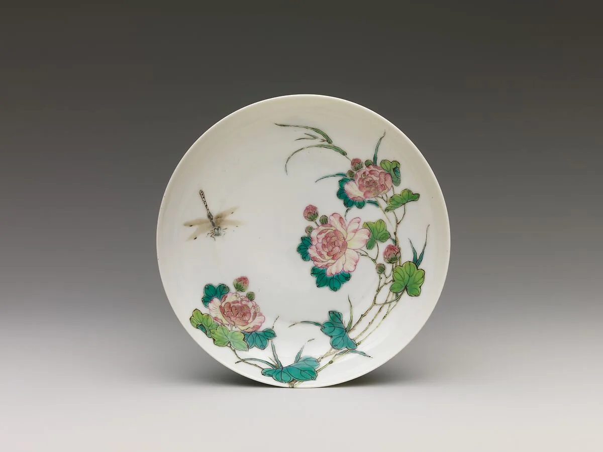 清乾隆 景德鎮窯粉彩瓷蜻蜓牡丹紋盤|Dish with peonies and dragonfly — Unknown