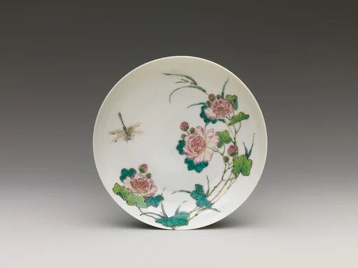 清乾隆  景德鎮窯粉彩瓷蜻蜓牡丹紋盤|Dish with peonies and dragonfly