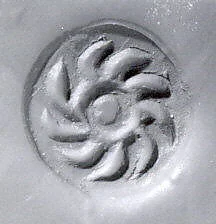 Carinated lentoid seal