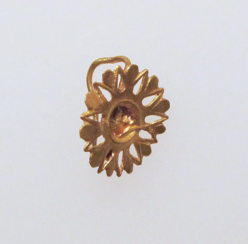 Gold earring with rosette disk — Unknown