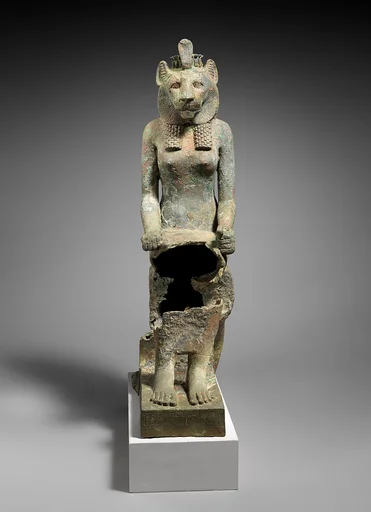 Statue of Wadjet inscribed for Minirdis, son of Panehsy and of Aarwt(?) whose parents are Horwedja and Nitocris