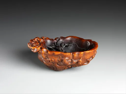 清早期 犀角雕龍濤杯|Cup with two dragons in waves