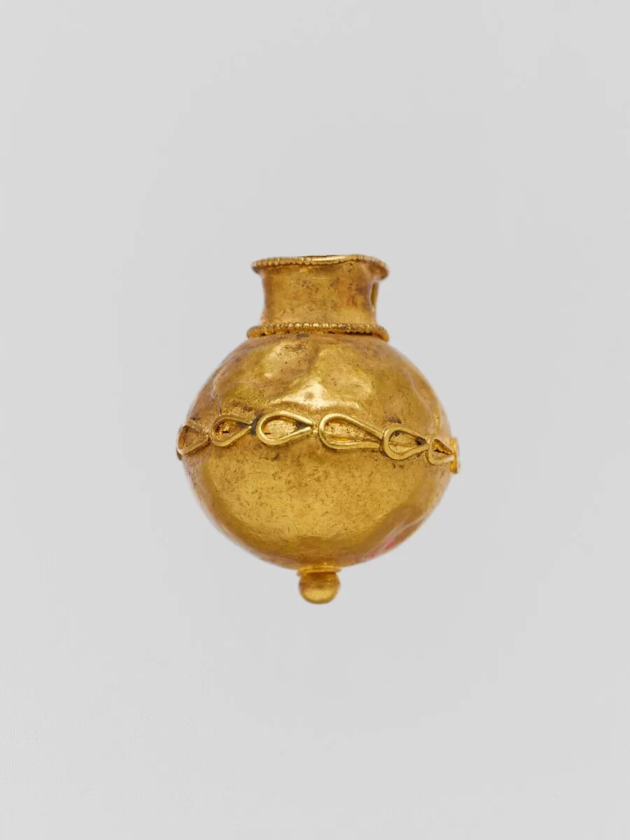 Pendant in the form of a vase — Unknown